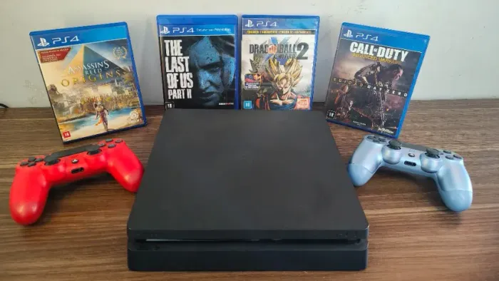 PS4 Slim 500GB Usado + 2 Controles Genéricos + 4 Jogos