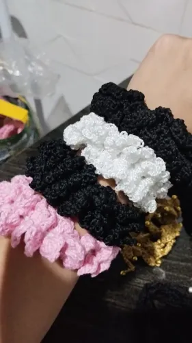 Prendedor de cabelo, xuxinha, presilha, feita em crochê