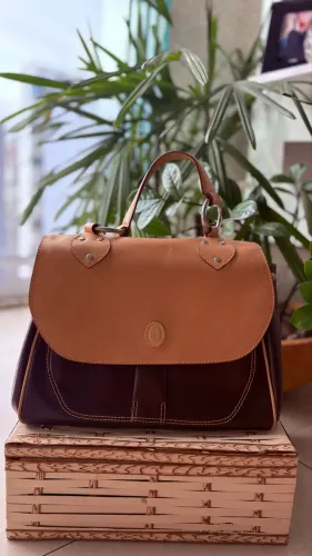 Bolsa Trussardi Italiana em Couro - Made in Italy | Nº de Série B6654282
