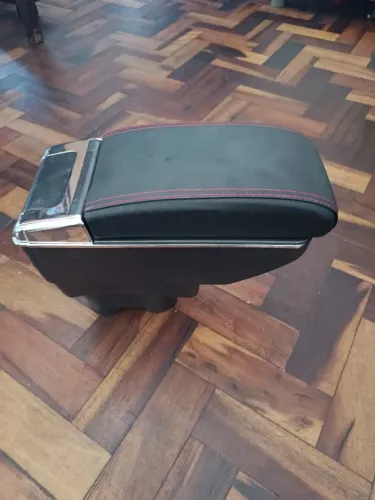 Apoio de Braço de couro sintetico c/ cinzeiro/porta copos e usbs