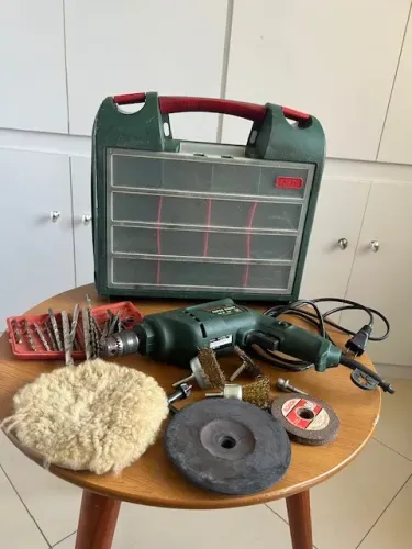 Furadeira Bosch Super Hobby 447, 400w, 127v, 2 velocidades, com maleta e acessórios, usada