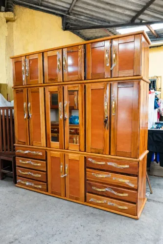 Guarda roupa de casal 6 portas 90% em madeira de lei frete grátis.