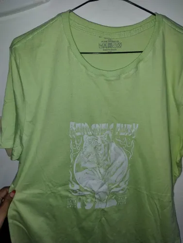 Camiseta verde estampada