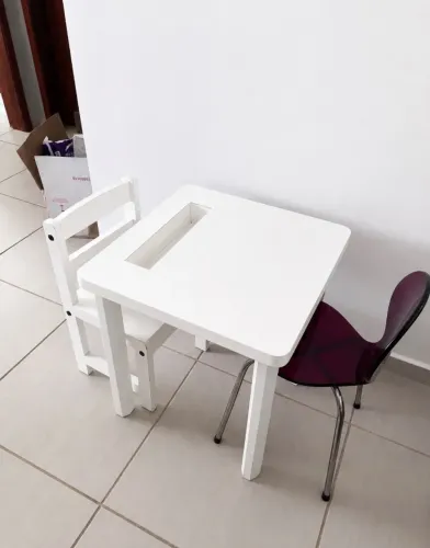 Mesinha infantil com duas cadeiras 