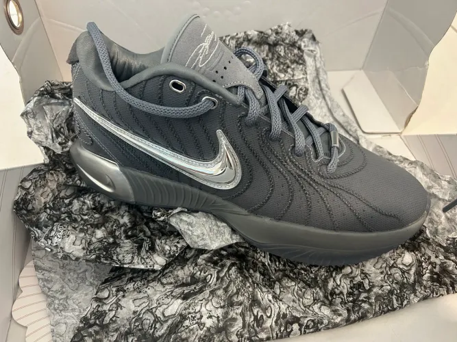 Tênis Nike LeBron 21 tamanho 41 Novo
