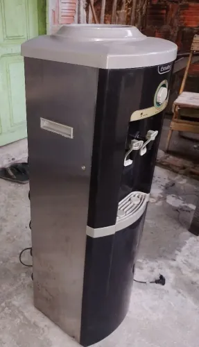 Bebedouro Esmaltec funcionando perfeitamente e em bom estado de conservação