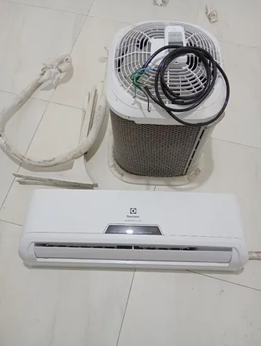 Ar Condicionado Electrolux Inverter 9.000 BTUs - Funcionando normalmente - desinstalado