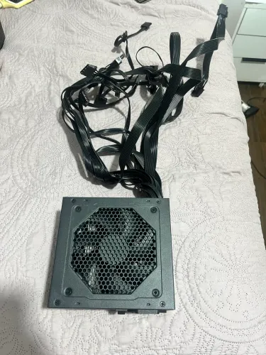 fonte 700w, bivolt hivendo com menos de 1 mês de uso