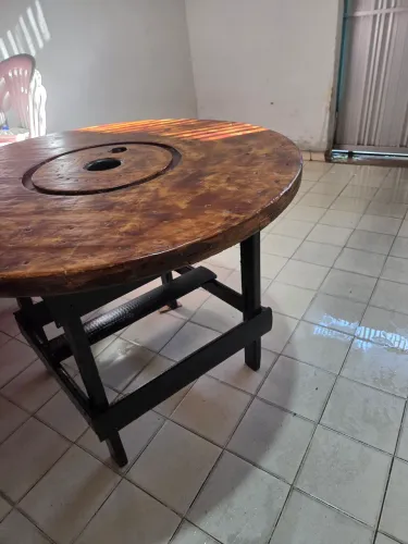 Mesa rústica de madeira