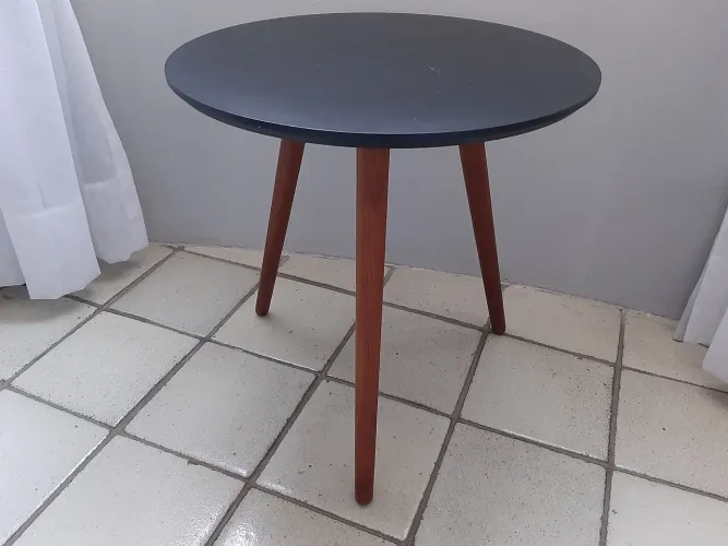 Mesa lateral redonda 45 cm Tok & stok preta e nozes