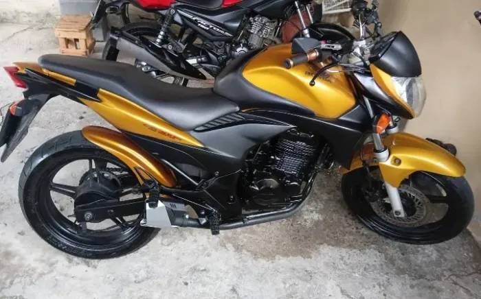 A mais linda da internet só perde para moto zeroro