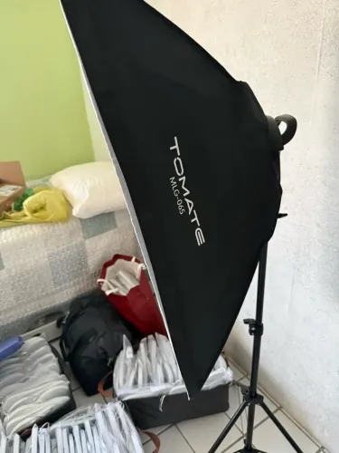 Kit Iluminação Profissional Tomate MLG-065 - 2 Softboxes LED com Tripés e Controle Remoto