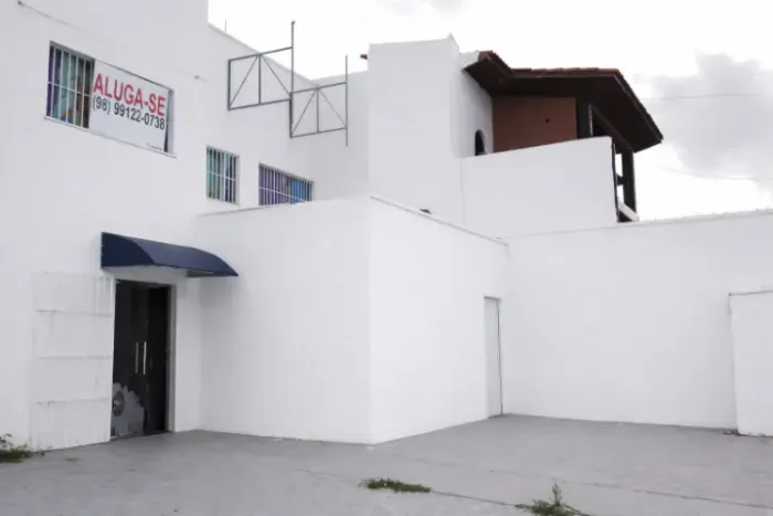 OPORTUNIDADE - CASA COMERCIAL AMPLA NO COHAFUMA COM 18 QUARTOS