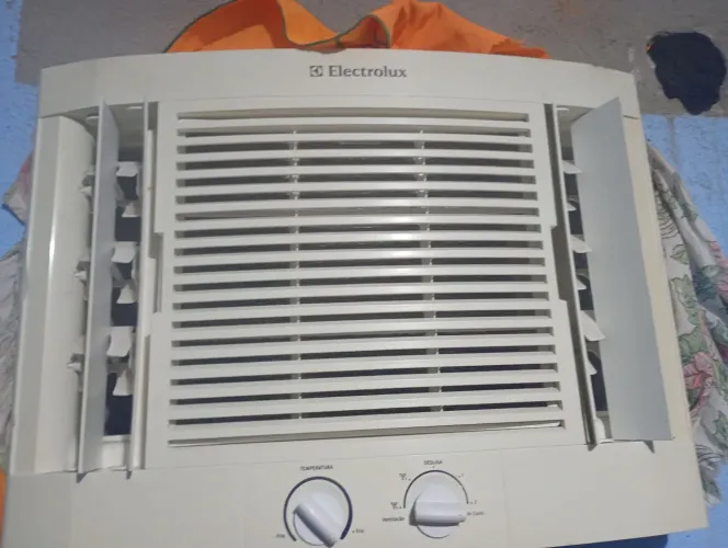 Ar condicionado eletrolux 10 mil BTUs 220 volts gelando ótimo funcionando r$480