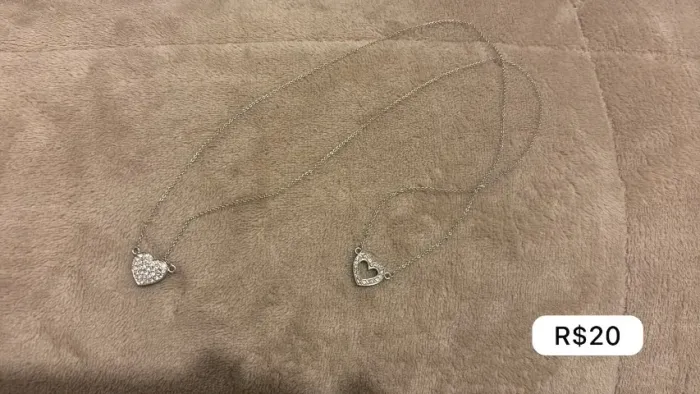 Colar feminino tipo escapulário