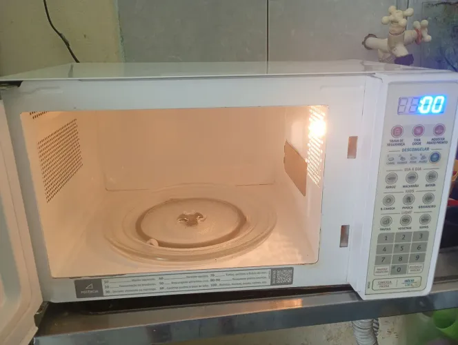 Vendo esse micro-ondas liga mais não esquenta