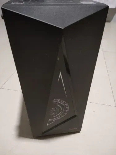 Gabinete PC com lateral de vidro.