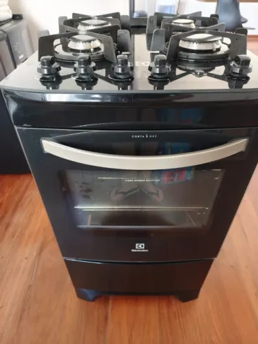 Fogão 4 Bocas Electrolux Preto com Mesa de Vidro e Porta Full Glass 52LSV Usado