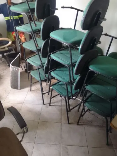 vendo 50 cadeiras com avarias no encosto dos bracos