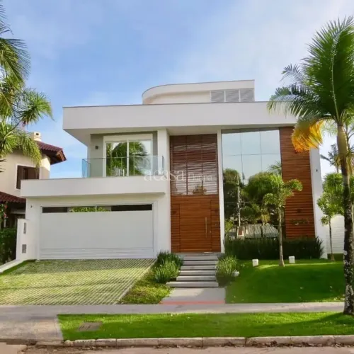 Casa com 5 Suítes em Jurerê Internacional | Na avenida Búzios