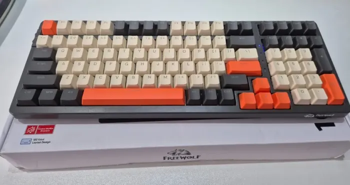 Teclado mecânico sem fio FreeWolf K8 100 teclas conexão tri-modo