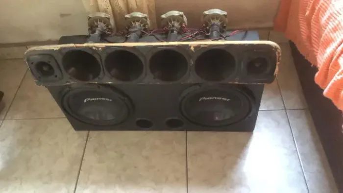 vendo som automotivo 4 d 250 original, dois auto falantes pioneer, potência de 1000
