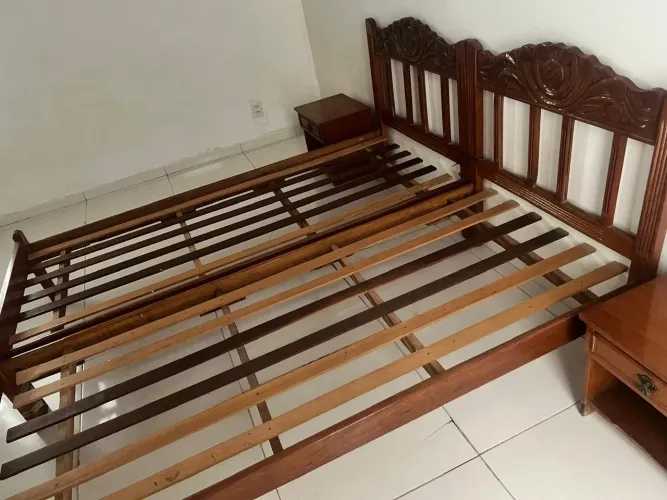 Duas camas e dois criados mudos