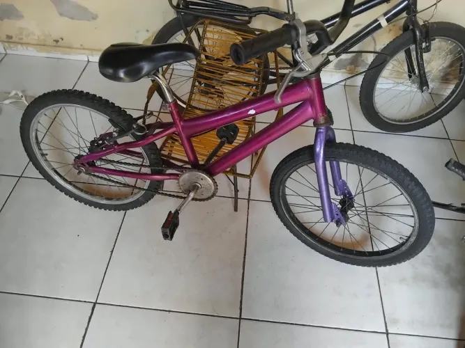 Vendo essa bicicleta infantil aro 20