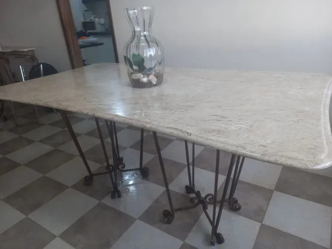 Mesa jantar ferro forjado, tampo de mármore,  até 8 pessoas