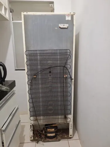 Geladeira com o motor estragado