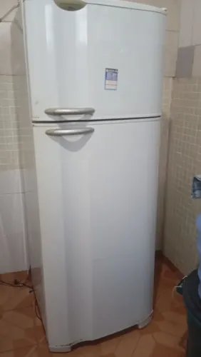 Vendo geladeiras elas estão em bom estado porém falta gás.