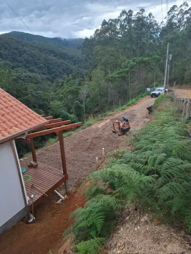 Serviço de mini escavadeira para locais de difícil acesso