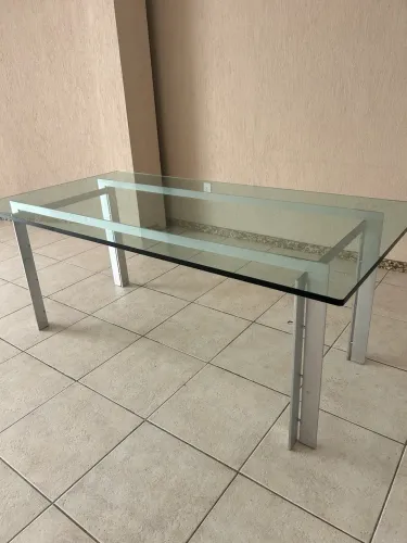 Linda mesa com tampo de vidro