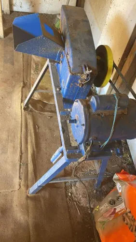 Vende-se Máquina Picadeira de capim.