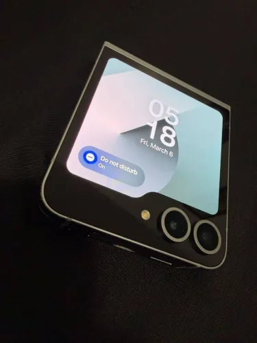 Samsung Galaxy Z Flip 6 - defeito na tela