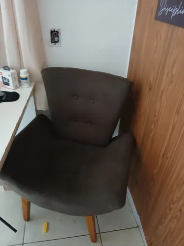 Vendo 2 poltronas marrom pé palito 