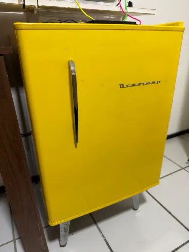Frigobar retrô amarelo Brastemp 