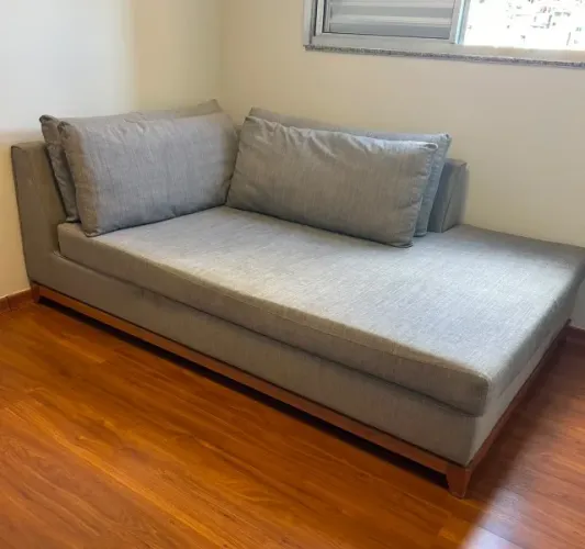 Sofá Chaise Longue Líder Interiores em Linho Cinza e Base Madeira Design Moderno
