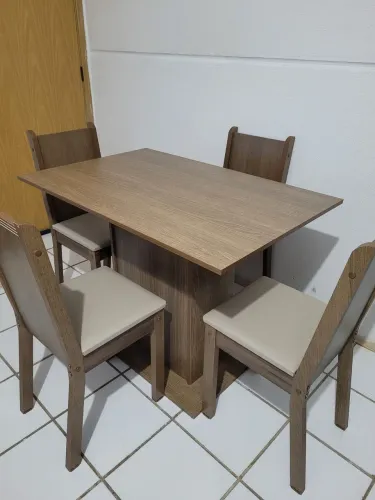 Excelente mesa com 4 cadeiras