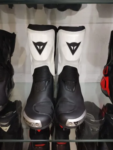 Bota Dainese Tork 3 tamanho 43 Brasil 45 Europa nova
