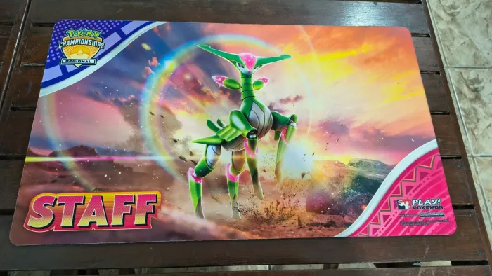 Playmat Play! Pokémon Regionals 2024 Staff - Folhas Férreas 