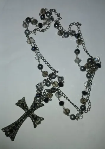 Colar com pedras e Cruz