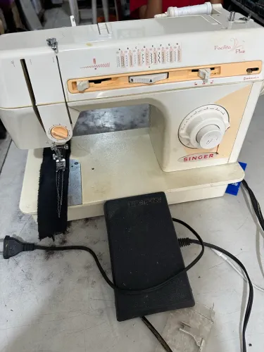 Máquina de costurar singer domestica 