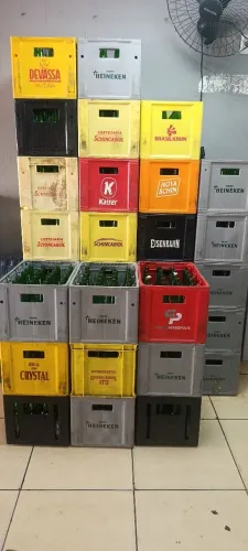 Engradado caixa + cascos sem líquido de cerveja Heineken