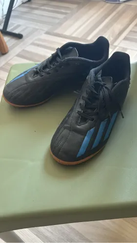 Tênis de futsal adidas. TAM. 36