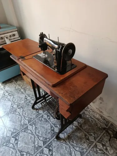 Máquina de costura vintage MINERVA