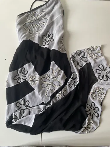 Vestido preto e branco bordado