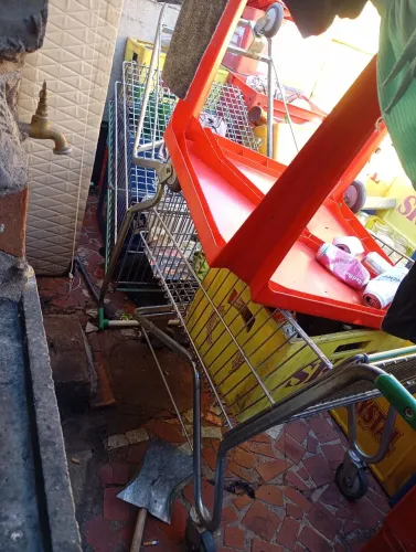 Vende se dois carrinhos de mercado novinhos