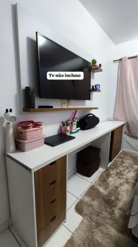 Escrivaninha com sapateira embutida