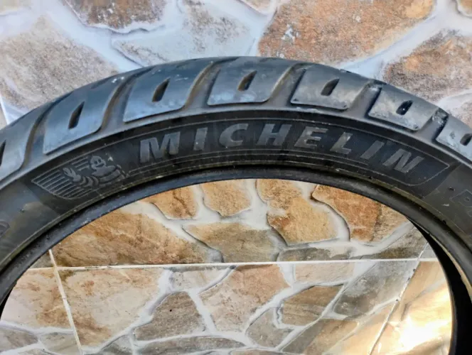 Pneu Michelin Pilot Street, medida 100/90/18.